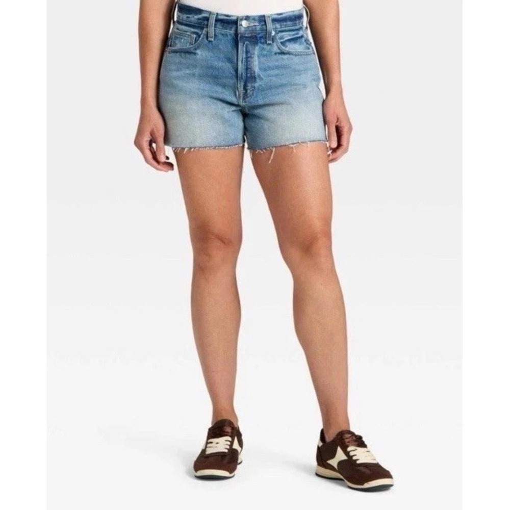 Women's Size 8 Mid-Rise 90's Baggy Denim Shorts - Medium Wash - Universal Thread
